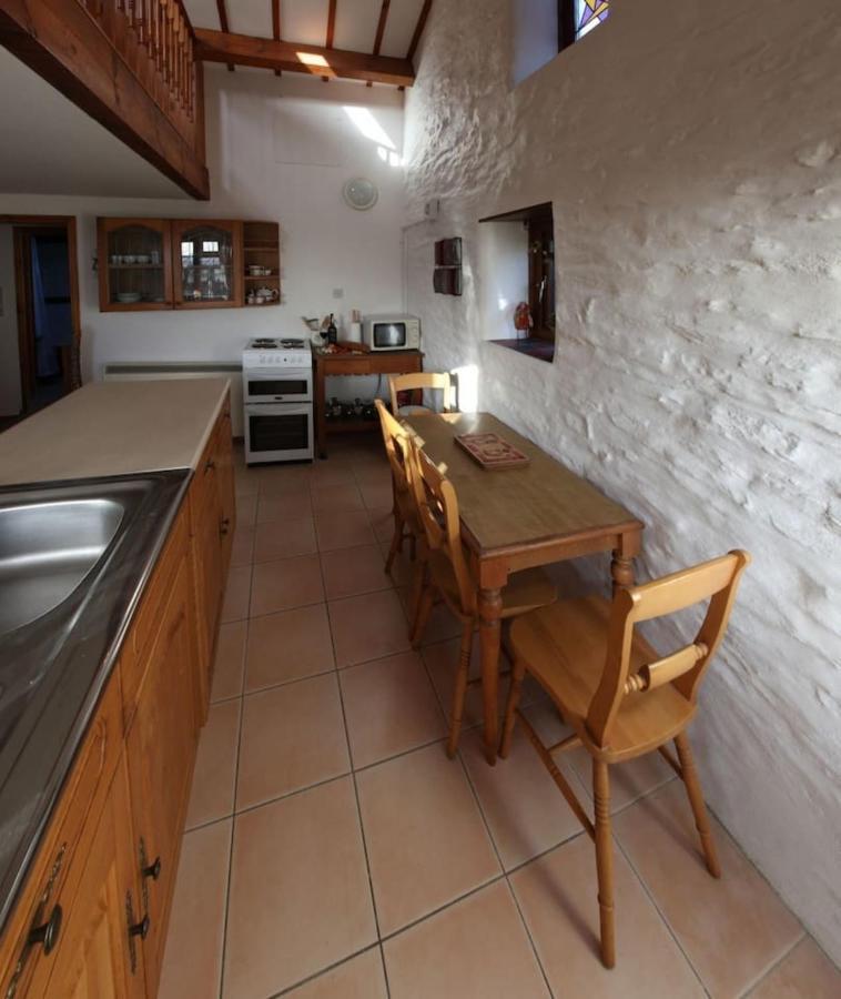 Inviting 2-Bed Cottage In Newcastle Emlyn Exteriör bild